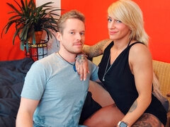 Arsch, Grosser arsch, Blondine, Spermaladung, Handjob, Milf, Strümpfe, Tätowierung