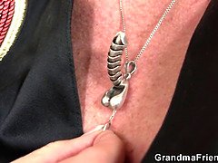 Sucer une bite, Gorge profonde, Mamie, Branlette thaïlandaise, Mature, Maman, Belle mère, Plan cul à trois