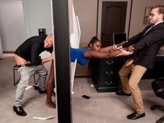 Gros cul, Noire, Sucer une bite, Brunette brune, En levrette, Double pénétration, Branlette thaïlandaise, Mère que j'aimerais baiser