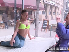 69, Sucer une bite, Brunette brune, Faciale, Doigter, Hard, Petite femme, Public