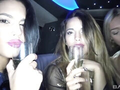 Blond, Likken, Masturbatie, Feest, Geschoren, Strippen, Tieten likken, Speelgoed