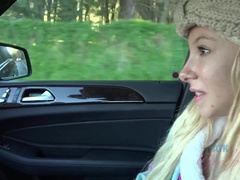 Amateur, Blonde, Petite amie, Masturbation, Public, Maigrichonne, Nénés, Voyeur