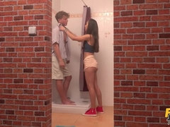 Amateur, Cuarto de baño, Mamada, Corrida, Estilo perrito, Penetracion con dedos, Lamidas, Coño