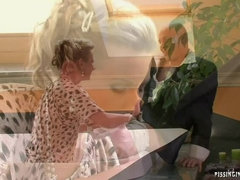 Blond, Sperma in gezicht, 1 man 2 vrouwen, Groep, Natuurlijke tieten, Panty, Pissen, Tieten likken