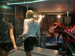 フェラチオ, 衣服着たままセックス, クラブ, カワイイ, 異人種間, なめる, パーティ, スインガー