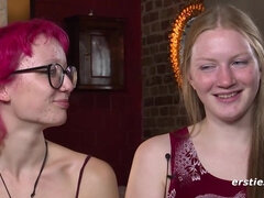 Zoe und Tonja stehen auf ungewöhnliche Dinge - Kinky amateur lesbian chicks