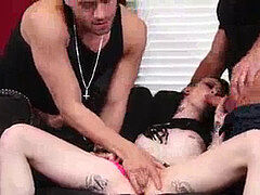 In den arsch, Blasen, Braunhaarige, Doppelpenetration, Faustfick, Masturbation, Tätowierung, Flotter dreier