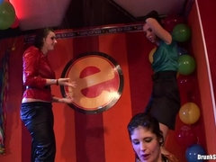 Verga grande, Morena, Vestidas, Bailar, Penetracion con dedos, Coño, Intercambio de parejas, Tetas