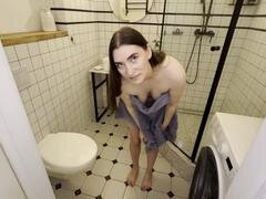18 años, Cuarto de baño, Mamada, Atrapados, Corridas faciales, Pequeña, Coño, Ruso