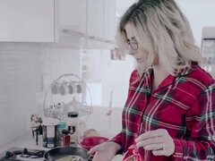 アメリカ人, 美女, デカパイ, フェラチオ, エロ熟女, 手コキする, なめる, 息子