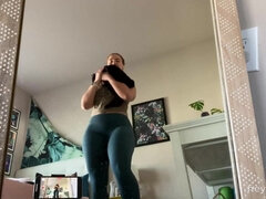 Gros cul, Gros seins, Brunette brune, Plantureuse, Nue  à poil, Seins naturels, Pigtail, Solo