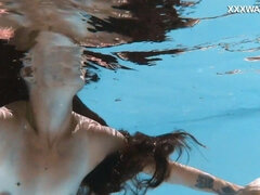 Брюнетки, Женщины, Фетиш, Хд, Венгерки, Бассейн, На публике, Сиськи