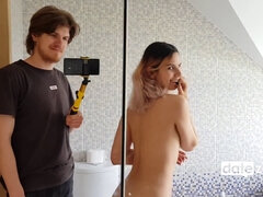 Amateur, Salle de bains, Sucer une bite, Tir de sperme, Chatte, Séduite, Rasée, Suçant