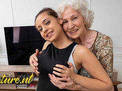 18 jaar, Vingeren, Harig, Zoenen, Lesbisch, Likken, Rijpe lesbienne, Tiener