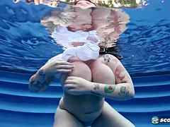 ぽっちゃり, デカ尻, ブロンド, Hd, オナニー, プール, 一人, 水中