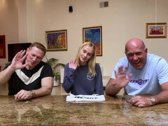 Derrière les coulisses, Gros seins, En levrette, Petite femme, Chatte, Maigrichonne, Adolescente, Nénés