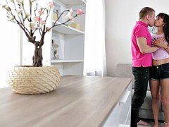 Sucer une bite, Brunette brune, Hard, Chatte, Rasée, Adolescente