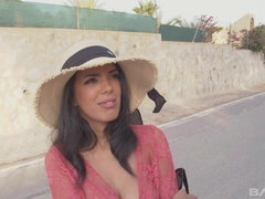 Grosser arsch, Grosser schwanz, Grosse titten, Blasen, Braunhaarige, Hundestellung, Milf, Im freien