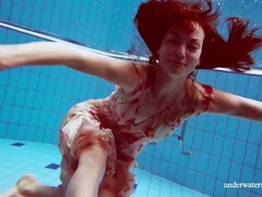 Grosser arsch, Frau, Italienisch, Rotschopf, Solo, Jungendliche (18+), Titten, Unter wasser