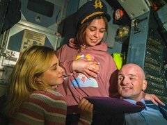 18 ans, Gros cul, Grosse bite, Sucer une bite, Queue, 2 femmes 1 homme, Seins naturels, Nénés