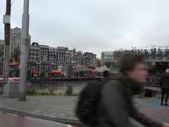 Salle de bains, Sucer une bite, Faciale, Pov, Maigrichonne, Fumer, Chaussettes, Jarretelles