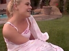 Amateur, Blonde, Doigter, Masturbation, De plein air, Petite femme, Solo, Nénés