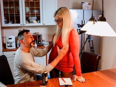 Rubia, Penetracion con dedos, Pajear, Lamidas, Madres para coger, Tetas naturales, Medias largas, Estriptis