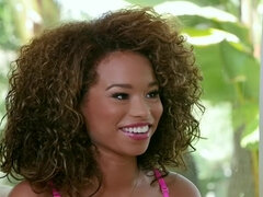 Gros seins, Noire, Brunette brune, Lesbienne, Mère que j'aimerais baiser, Seins naturels, Piercing, Tatouage