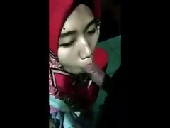indonesian- jilbaber hijab isap kontol pacar