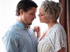 ブロンド, フェラチオ, ぽちゃ, カワイイ, 手コキする, キス, ストリッピング, タトゥー