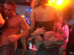 Blonde, Brunette brune, Club, Groupe, Interracial, Lingerie, Jouets, Mouillée