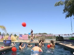 Kont, Blond, Sperma in gezicht, Vingeren, Vriendin, Handbeurt, Buiten, Feest