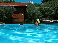 Tussi, Grosse titten, Braunhaarige, Hardcore, Milf, Pool, Öffentlich, Unter wasser
