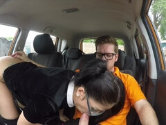 Sucer une bite, Brunette brune, Voiture, En levrette, Lunettes, Hd, De plein air