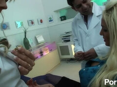 Gros seins, Blonde, Britannique, Énorme, Mère que j'aimerais baiser, Infirmière, Rasée, Jarretelles