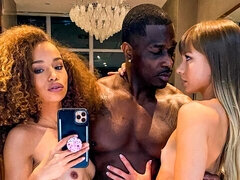 Жопа, Черные, Собачьи, Две девушки, Межрасовый секс, Сюрприз, Молоденькие, Втроем