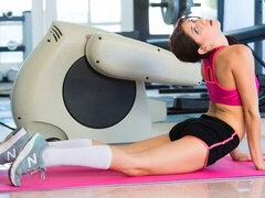 Grosse bite, Brunette brune, En levrette, Gym, Seins naturels, Maigrichonne, Adolescente, Nénés