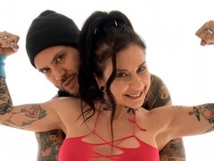 Adorable, Gros seins, Sucer une bite, Brunette brune, En levrette, Mère que j'aimerais baiser, Tatouage, Nénés