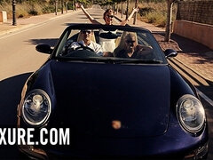 Blonde, Dingue, En levrette, Doigter, Léchez, Public, Plan cul à trois, Nénés