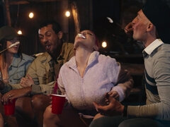 Arsch, Grosser arsch, Blondine, Betrug, Aufs gesicht abspritzen, Lecken, Im freien, Tätowierung