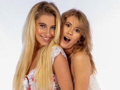 18 jaar, Blond, Vingeren, Masturbatie, Natuurlijke tieten, Kut duiken, Geschoren, Strippen