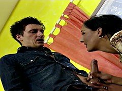 Chef fickt junge Bewerberin in ihren kleinen Arsch