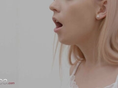 Grote mammen, Bruinharig, Rondborstig, Hardcore, Zoenen, Lesbisch, Tiener, Tieten likken