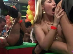 Sucer une bite, Club, Tchèque, Pénétrer avec le poing, Groupe, Lesbienne, Orgie, Chatte