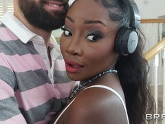 Grosser arsch, Grosse titten, Schwarz, Blasen, Hundestellung, Milf, Natürlichen titten, Entkleiden