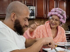 Grosse bite, Blonde, Sucer une bite, Seins naturels, Pénis, Cheveux courts, Maigrichonne, Nénés