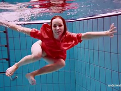 Tussi, Braunhaarige, Öffentlich, Abendanzug, Solo, Jungendliche (18+), Titten, Unter wasser