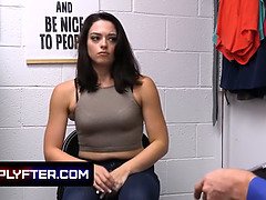 Coulisses, Gros cul, Sucer une bite, Brunette brune, Mignonne, Gorge profonde, Faciale, Lingerie