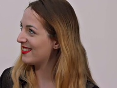 Enthousiasteling, Pijpbeurt, Brits, Naakte man aangeklede vrouw, Europees, Dominante vrouw, Hakken, Ondergoed