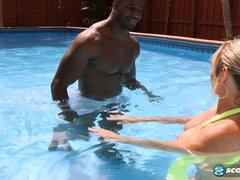 Blonde, Sucer une bite, Tir de sperme, Hd, Talons, Mature anale, Piscine, Avaler